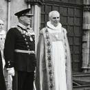 Kong Olav foran Nidarosdomen sammen med biskop Fjellbu (t.h.) og biskop Smemo (t.v.) etter seremonien (Det kongelige hoffs fotoarkiv)